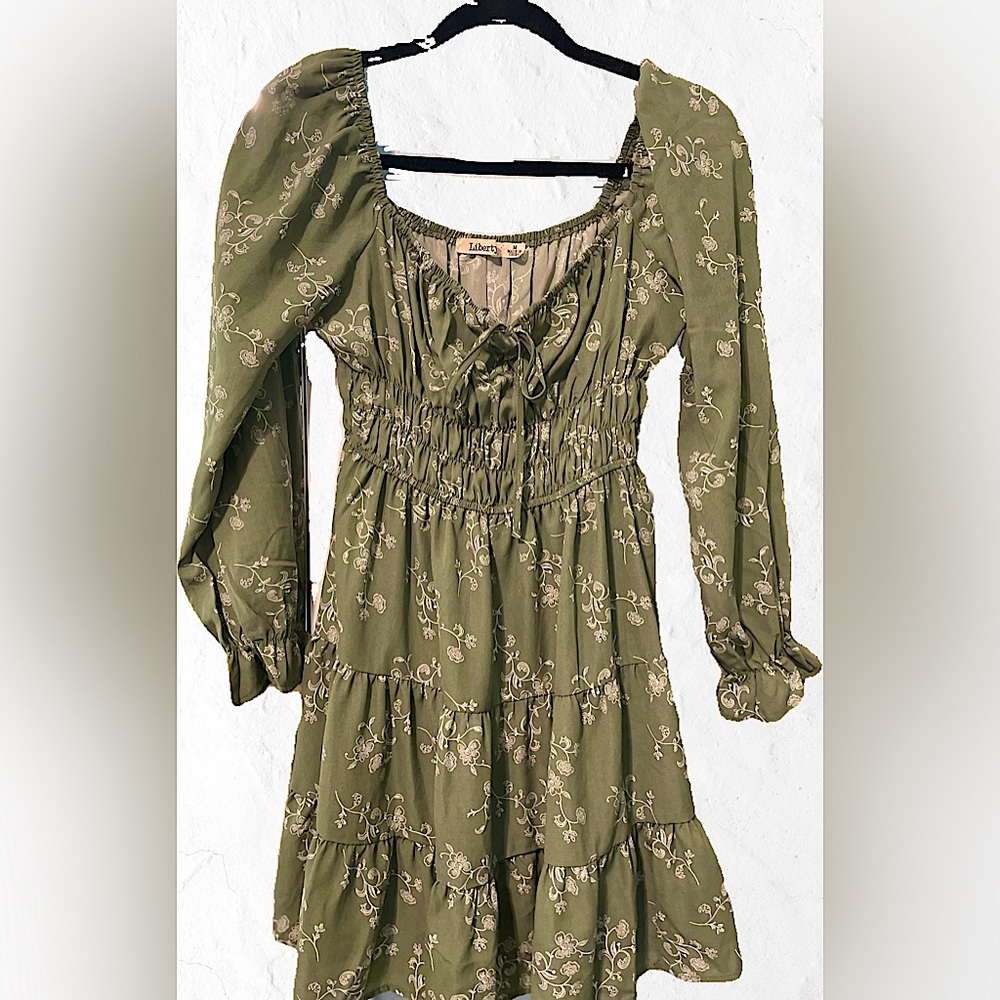 In good condition 
Size M
Has elastic waist
Short dress